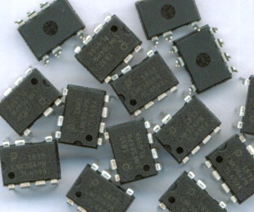 LNK304PN STABILIZÁTOR 170 MA DIP-8B (7-PIN)