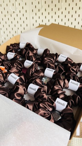 Saténová scrunchie kravata do vlasov Tmavá čokoláda