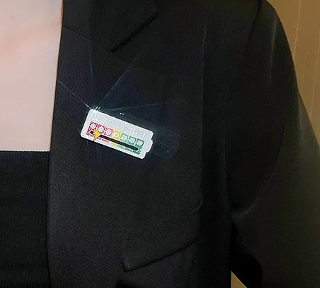 KOVOVÝ ODZNAK MOJA SOCIÁLNA BATÉRIA INDIKÁTOR NÁLADY MOBILNÁ BATÉRIA