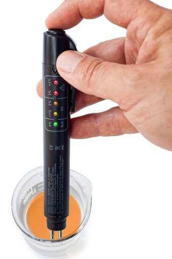 TESTER BRZDOVEJ KVAPALINY, DIGITÁLNY LED METER