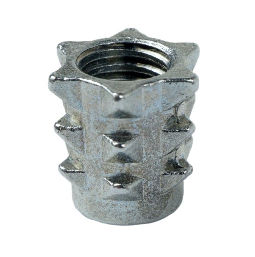 Zásuvka M6 x 10 mm zarazená do dreva bez nákružku