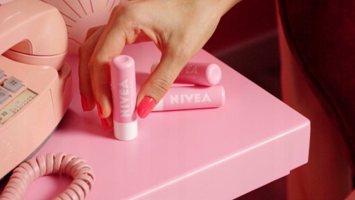 Balzamový rúž NIVEA HYALURON MOISTURE PLUS