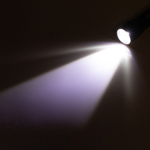 VÝKONNÉ TAKTICKÉ DOBÍJACIE SVETLO LED USB PUZDRO
