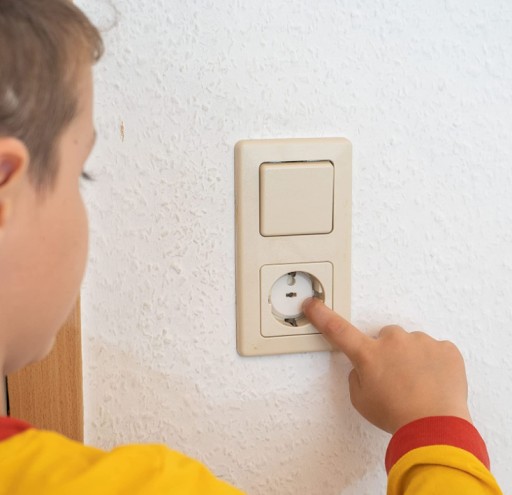 12+2 zástrčky na ochranu kontaktov zásuviek