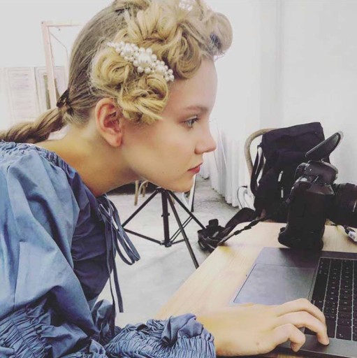 VLASOVÁ ČIAPKA so špendlíkom PERLY - strieborná farba - SVADOBNÁ