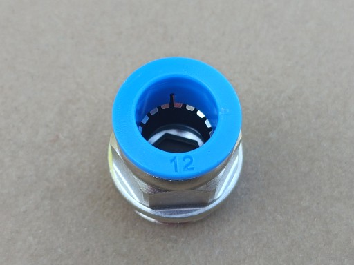 Priamy zásuvný pneumatický konektor fi 12mm závit 1/2