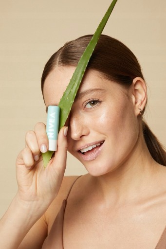 NIVEA Výživný peeling na pery s aloe a vitamínom E