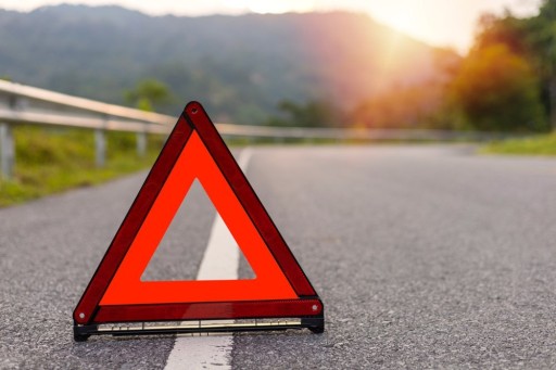 VÝSTRAŽNÝ TROJUHOLNÍK AUTOMOBIL V PÚDE SO SCHVÁLENÍM