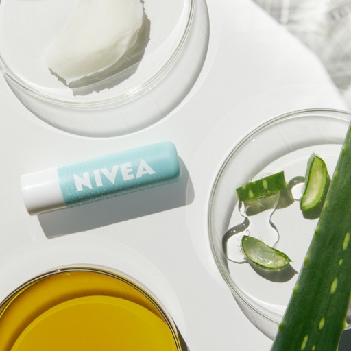 NIVEA Aloe ošetrujúci peeling na pery tyčinka 4,8 g