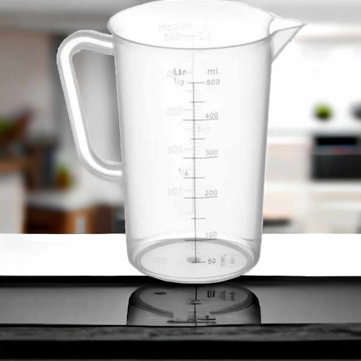 Plastový džbán s kuchynskou odmerkou na odmeranie mlieka, múky, cukru, 0,5l