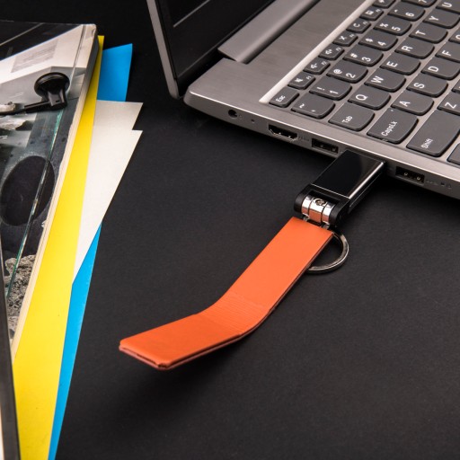 Kožená kľúčenka Pendrive hnedá 512 MB dát