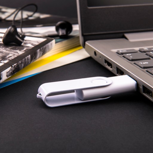rôzne farby PENDRIVE 2 GB USB 2.0 FLASH TWISTER