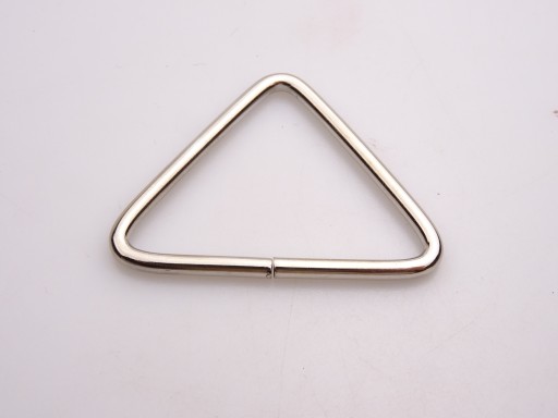 Kožený rámový trojuholník 40 / 30 / 3 mm strieborný, 1 kus