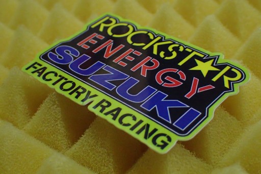 NÁLEPKA SUZUKI ROCKSTAR ENERGY NÁLEPKA 6,5 x 4,5 cm