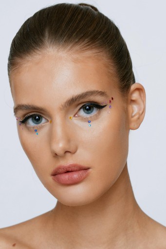 KRYŠTÁLOVÉ NÁLEPKY NA TVÁR kryštály PERLY DIAMANTY 3D OČI MAKEUP vlasy