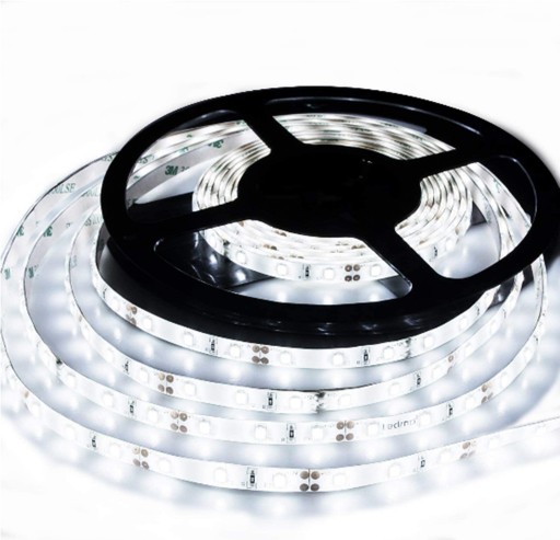 VODEODOLNÝ LED PÁS S NAPÁJOM STUDENÝ BIELY 5 M DEKORATÍVNY LED PÁS