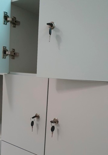 2 KS Nábytkový zámok 4x4 cm na stôl + kľúče