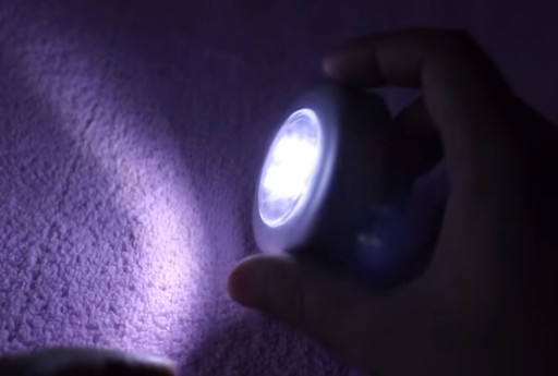 MALÁ LED LAMPA NA NAPÁJANIE NA AKUMULÁTORU S DOTYKOVÝM UPÍNENÍM