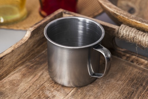 STRIEBORNÝ KOVOVÝ HRNČEK PRENOSNÝ CESTOVNÝ TURISTICKÝ CAMPING 8 CM 600 ml