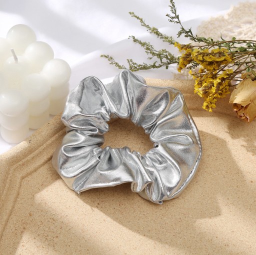 Lesklá, elegantná strieborná scrunchie pre vlasy bez spojov