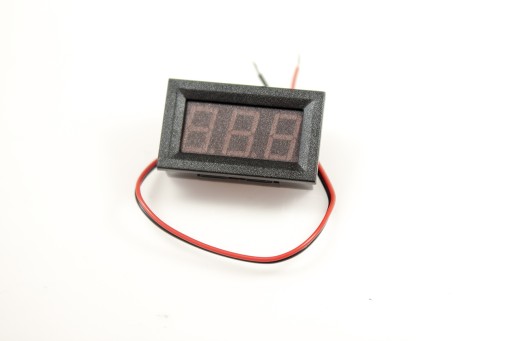 PANELOVÝ LED VOLTMETER 3V-30V DC ČERVENÝ