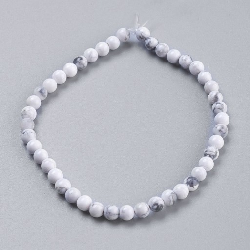 Korálky prírodného howlitu, okrúhle, biele, 4 mm, 38 ks / 17 cm / prameň