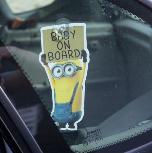 NÁLEPKA DIEŤA V AUTE - BIEŤA NA PALUBÍ MINIONS