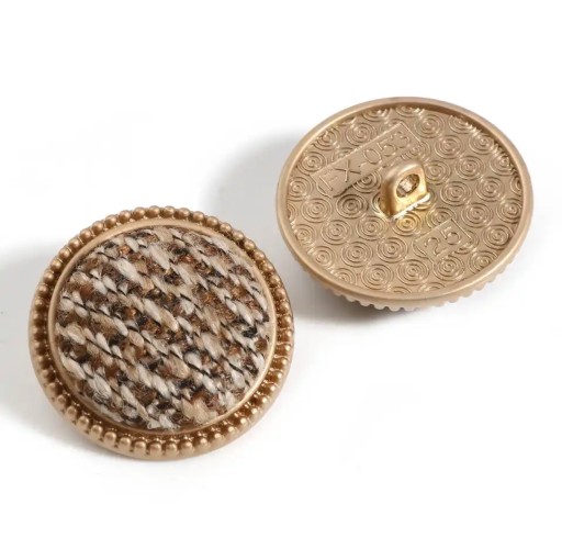 Kovový gombík s 25mm béžovo-hnedým materiálom
