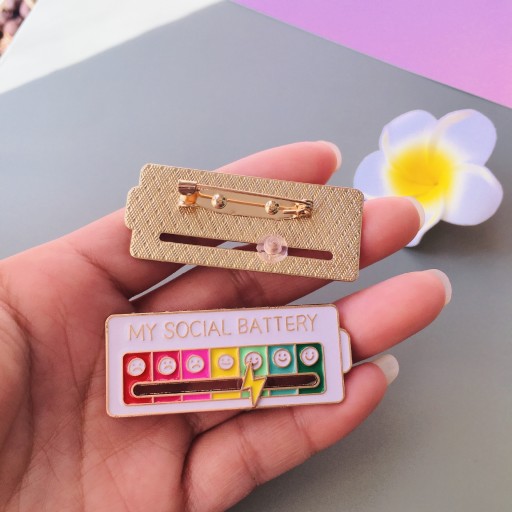 INDIKÁTOR BATERIE HUMOR Pin Nasuň sa na BATOH NA OBLEČENIE Nastavte SA!