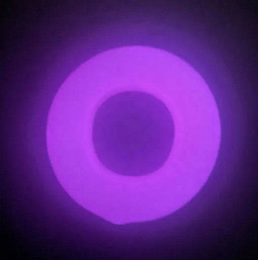 PRSTEŇ NA PENIS JE OSVETLÝ FLORESCENTNÝM NEÓNOM