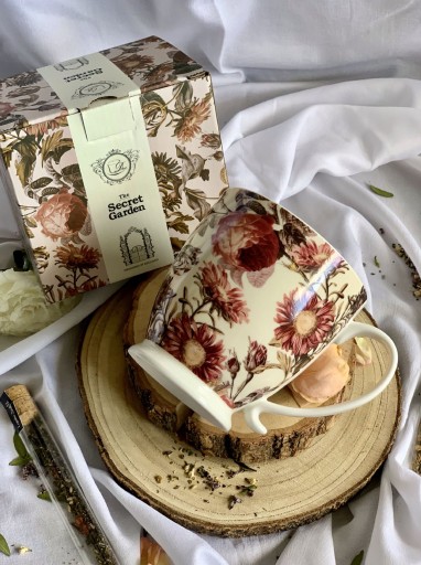 Porcelánový hrnček s kvetinovou nohou, 450 ml PIVOŇA v krabičke Secret Garden