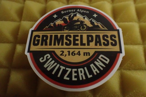 NÁLEPKA GRIMSELPASS ŠVAJČIARSKO NÁLEPKA 6,6 x 6,6 cm UNIKÁTNA KOLEKCIA