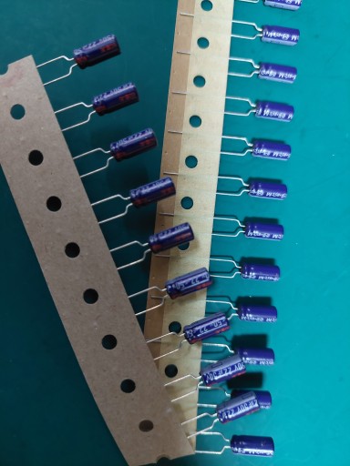 Elektrolytický kondenzátor 22uF 50v