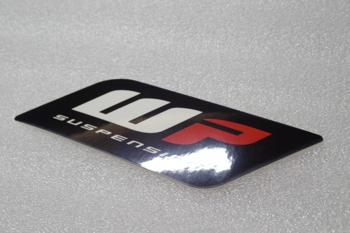 NÁLEPKA S LOGOM WP SUSPENSION 13,1 x 4,1 cm