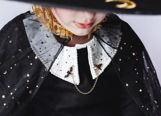 Halloweensky outfit so špendlíkom na golier