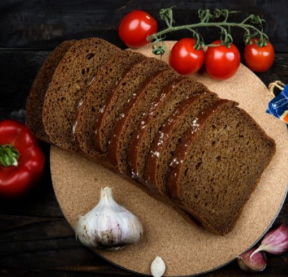 Litovský ražný celozrnný chlieb Borodyński, nakrájaný na plátky