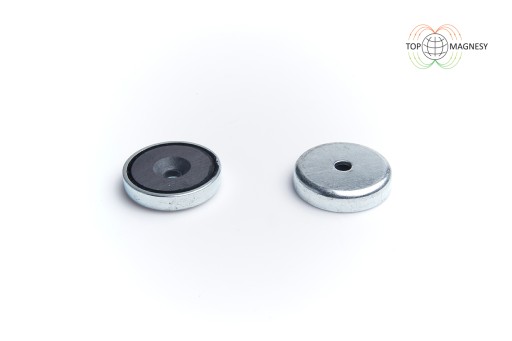 Feritový magnetický držiak UM 32x7 s otvorom na skrutku, 1 kus