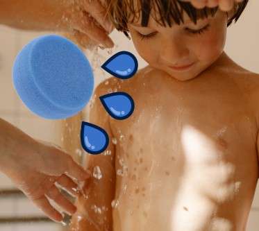 Modrá mäkká špongia do kúpeľa pre deti AKUKU