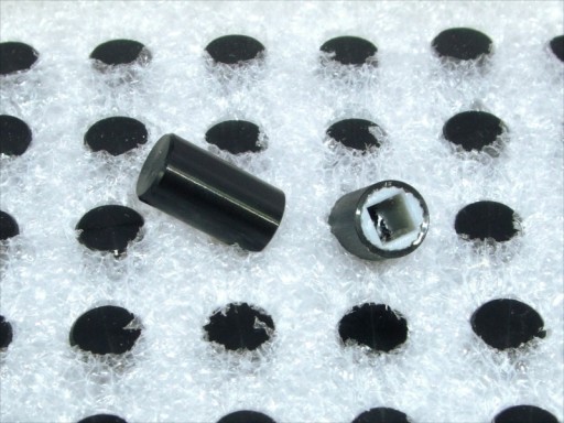HLINÍKOVÉ TLAČIDLO 6,7MM X 12,2MM ČIERNA