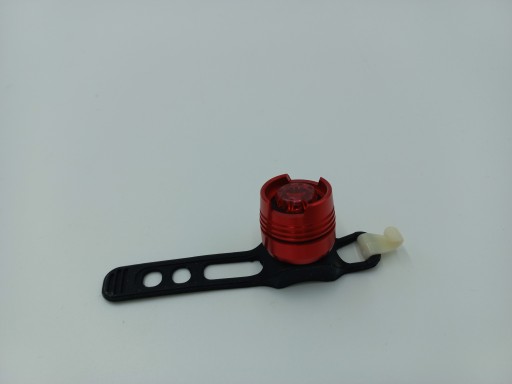 Červená kovová cyklistická lampa