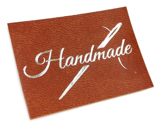 Hnedá visačka so strieborným nápisom Handmade