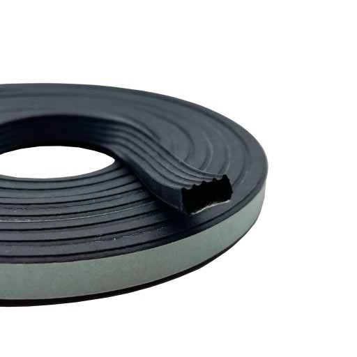 Čierne samolepiace tesnenie typu E 10x5mm