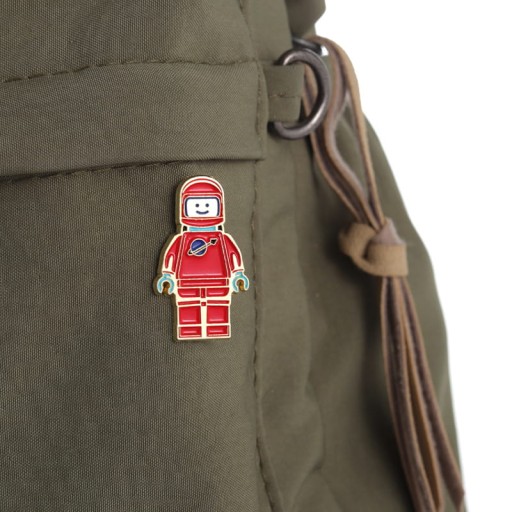 Kovový špendlík Lego kozmického muža