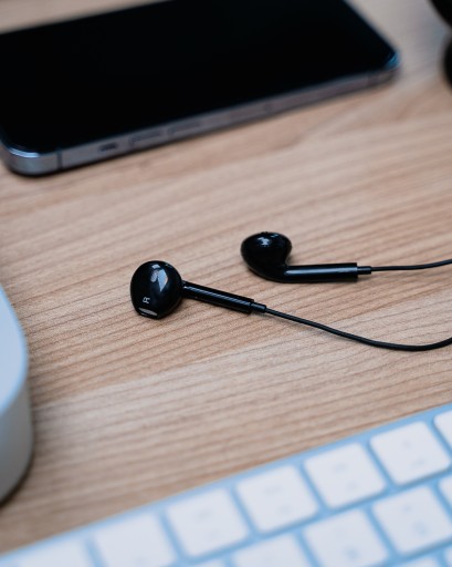 BEZDRÔTOVÉ ŠPORTOVÉ SLÚCHADLÁ BLUETOOTH USB MIKROFÓN ČIERNA