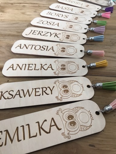 Drevená záložka s menom, gravírovaním.