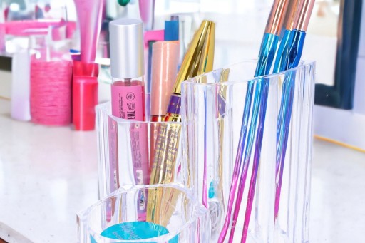 KOZMETICKÝ NÁDOBA 3-priehradkový priehľadný organizér na make-up štetce