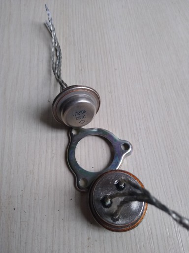 NAPÁJACÍ GERMÁNSKÝ TRANZISTOR P210A, RUSKÝ, NOVÝ