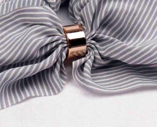 Biela gumička do vlasov, mašľa s kvietkami SCRUNCHIE