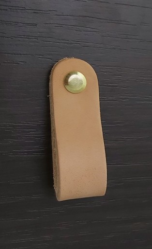 KOŽENÁ ÚCHYTKA NA NÁBYTOK, FARBA PRÍRODNÁ JUCHT 120 MM