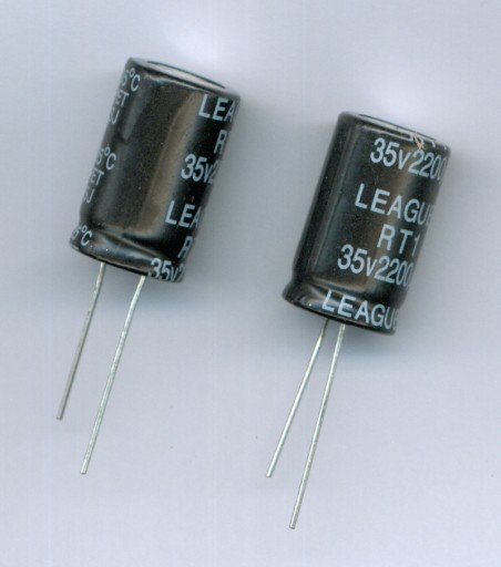 2200uF 35V 2200 µF 35V (4ks) ELEKTROLYTICKÝ KONDENZÁTOR